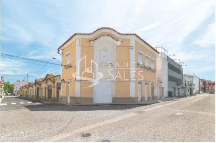 Magnífica casa de 5 quartos à venda em Leiria, bairro Alcobaça - 366 m², 2 salas e 2 banhe