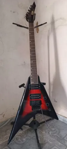 Guitarra Flying V ESP preta com vermelho - Custom