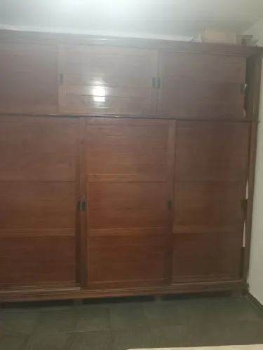 Vende se guarda roupa de madeira e de casal