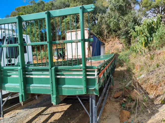 Carroceria Semi-nova C/ assoalho de ferro 9.00 MT.<br>