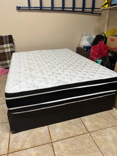 Cama box casal (os pés estão guardados)