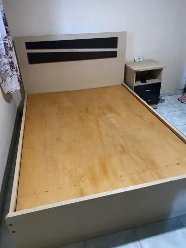 Cama com criado mudo 100% madeira e colchão