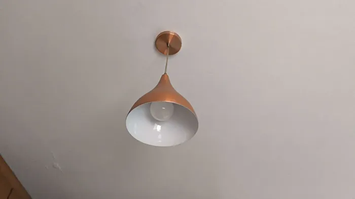 Kit duas luminárias pendentes de teto formato de sino cor rosé metálico fundo branco