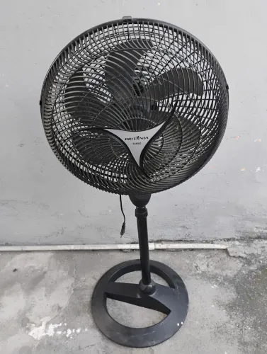 Ventilador de pé grande