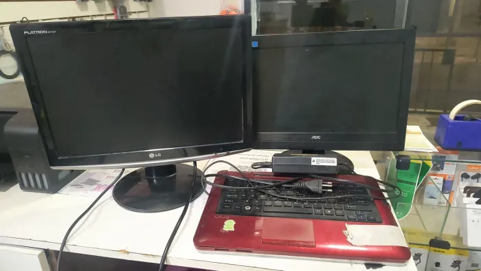 Vende se ou troca  ( monitores em ótimo estado) e teclado adaptado d notebook 