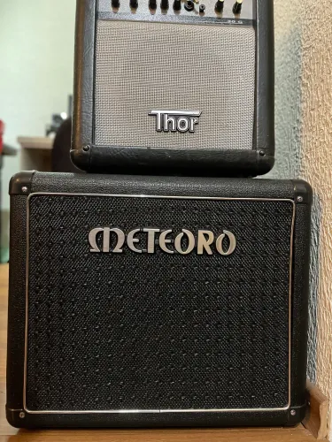 Amplificador de guitarra e gabinete (Celestion 12?)