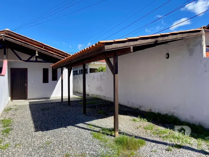 Casa 2 quartos com garagem para locação Carianos