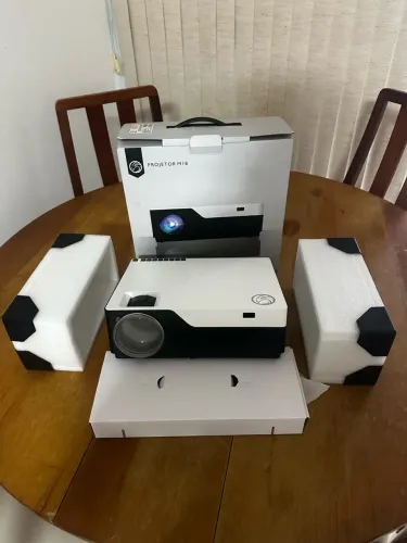 Projetor Brazil PC M18 Full HD 1080p, 5.000 lúmens e bivolt