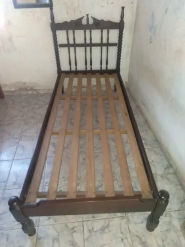 Cama de solteiro 1x90 por 81cm largura
