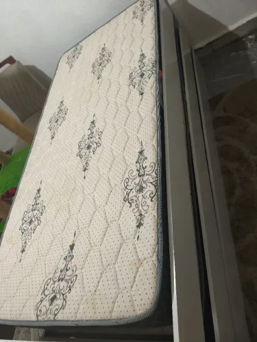 Vendo Cama Tripla branca com 2 colchões 