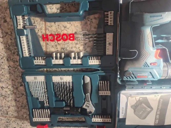 Furadeira, parafusadeira e martelete Bosch,com kit.