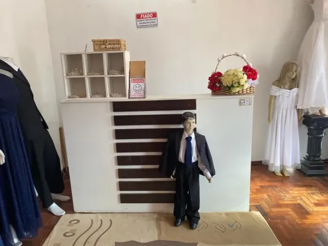 Vendo Loja de aluguel de trajes completa de portas fechadas