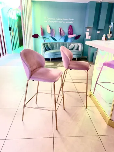 Banqueta Alta Amelie Tumar Design Suedine Rosa Base Dourada