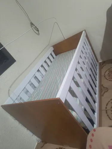 Berço amadeirado e branco, com colchão