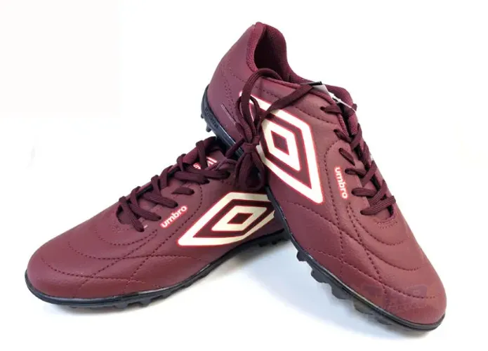 Chuteira Umbro CLASS Society vnh/bco tamanho adulto
