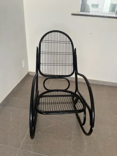 Cadeira de Balanço de Ferro Preta - R$ 180