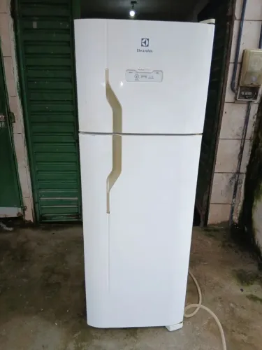 Vendo geladeira eletrolux 370 litros funcionando perfeitamente bem 