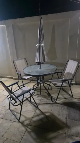 CONJUNTO DE MESA + 3 CADEIRAS + GUARDA-SOL