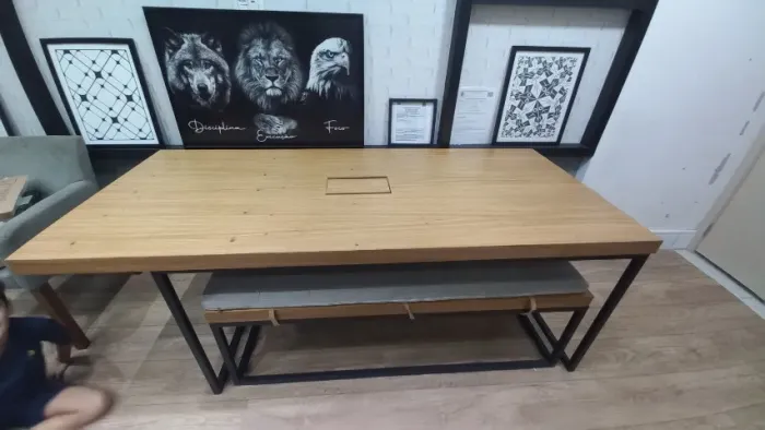 Mesa de reunião do tipo Industrial - Acompanha 2 bancos