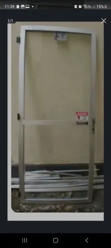 Porta de vidro com esquadrias de alumínio