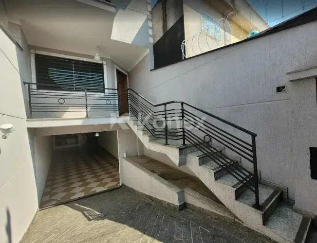 Sobrado a venda tem 168 m² com 4 quartos no Bairro Santa Terezinha