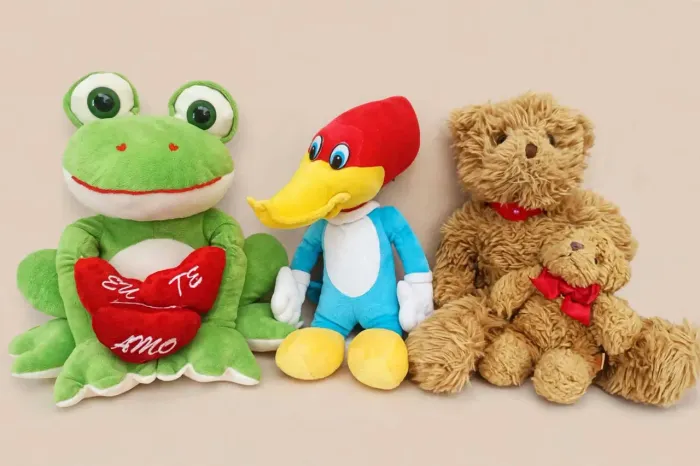 Lote de pelúcias muito fofas,sapo apaixonado,pica pau antigo e dois urso imperdível 