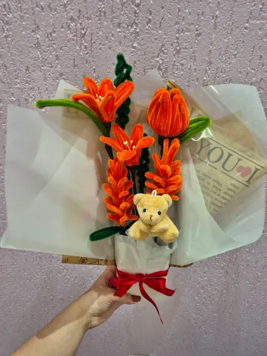 Buquê flores variadas laranja- haste de chenille
