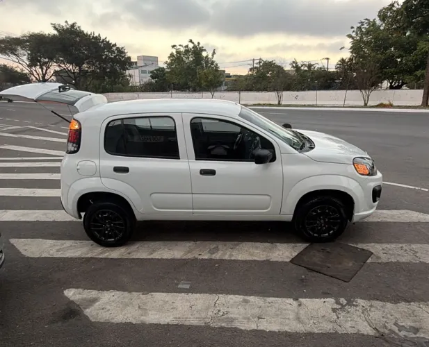Fiat Uno Attractive 1.0 EVO Fire Flex 8V 5P 2021