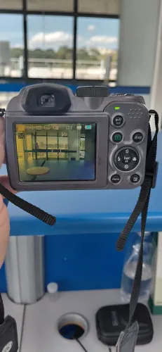 Máquina fotográfica ge, necessário comprar carregador das pilhas.