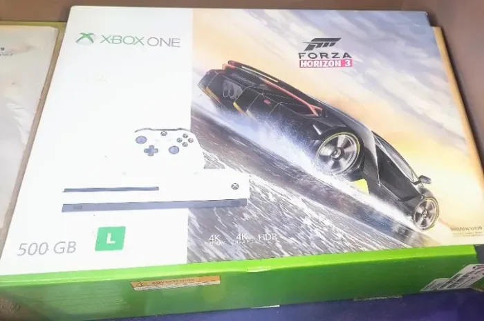 Xbox One S Branco 500Gb (na caixa) + 2 Controles