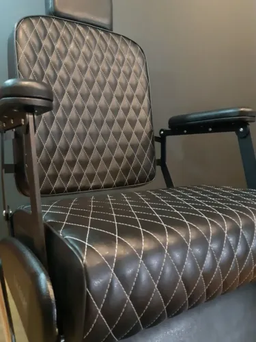 Cadeira de Barbeiro Hidráulica Reclinável Premium Capitônê