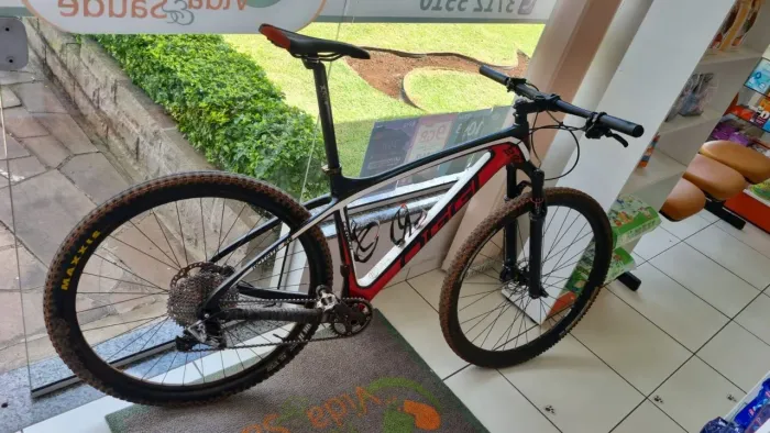 Bicicleta MTB Oggi Carbon Pro