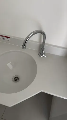 Bancada de lavabo em mármore branco prime com cuba e torneira.