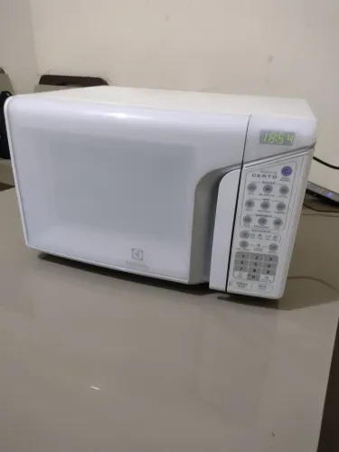 Microondas Electrolux 31 litros, funcionando perfeitamente