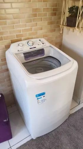 Máquina de lavar roupas semi-nova 10,5 LT.
