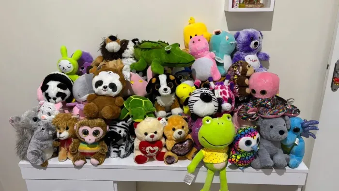 Vende-se lote com 67 pelúcias diversas