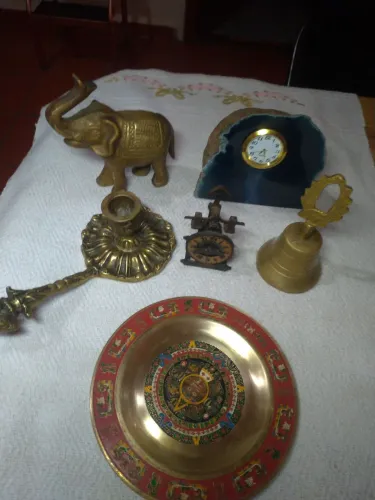 Peças decorativas em bronze e pedra 