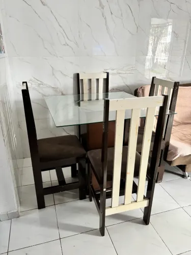 Mesa de jantar 4 lugares com tampo de vidro - R$ 600