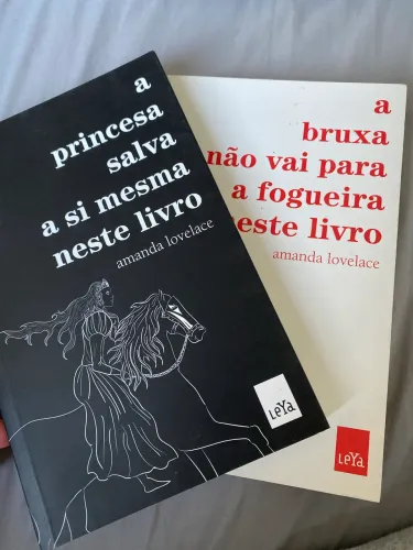 A princesa salva a si mesma neste livro+ a bruxa não vai para a fogueira nesse libeo
