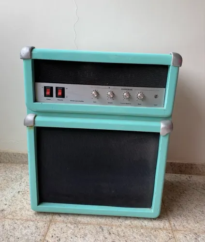 Mesa de cabeceira / de canto em formato de caixa de som