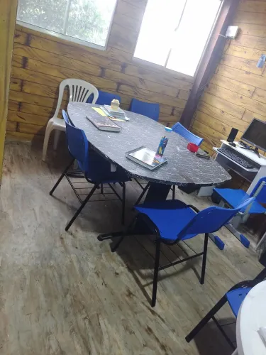 CADEIRAS UNIVERSITÁRIA E MESA DE REUNIÃO