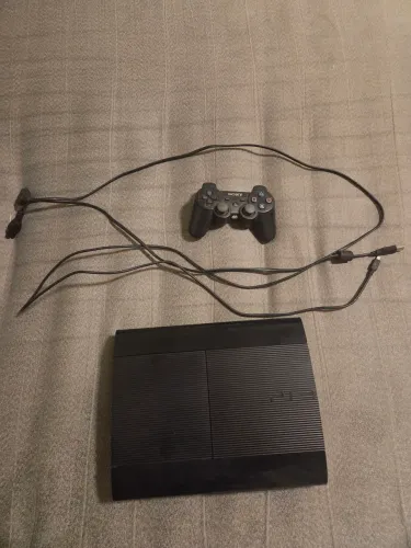 Playstation 3 Super Slim + dois dualshock 3 + cabo pro controle