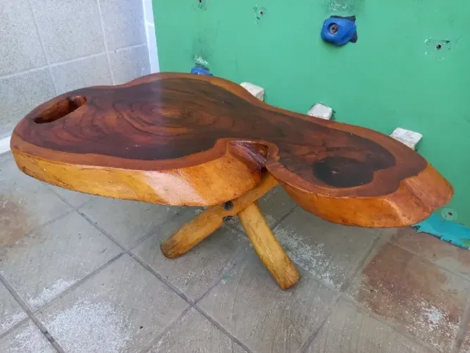 Mesa de centro em madeira maciça base em tripé 