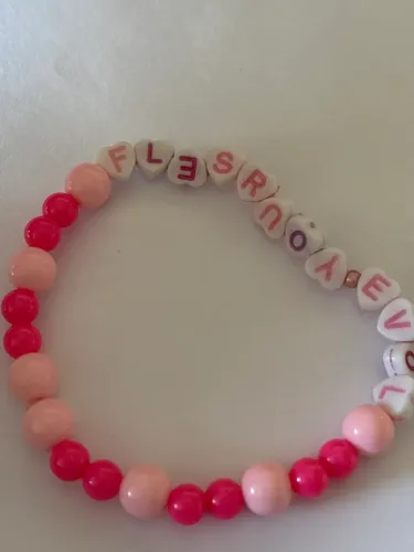 Pulseira de miçangas escrito ?Love Yourself?