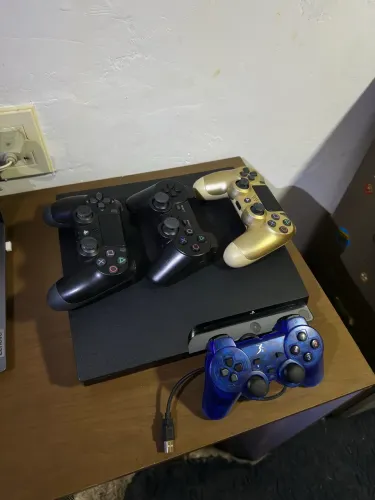 PS3 Slim Desbloqueado 500GB + 4 Controles (Leia a descrição)