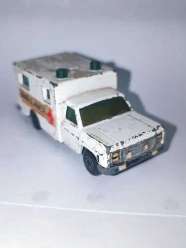 Ambulância 1/64. Item de colecionador em bom estado. Modelo de 1977. Veja a descrição 