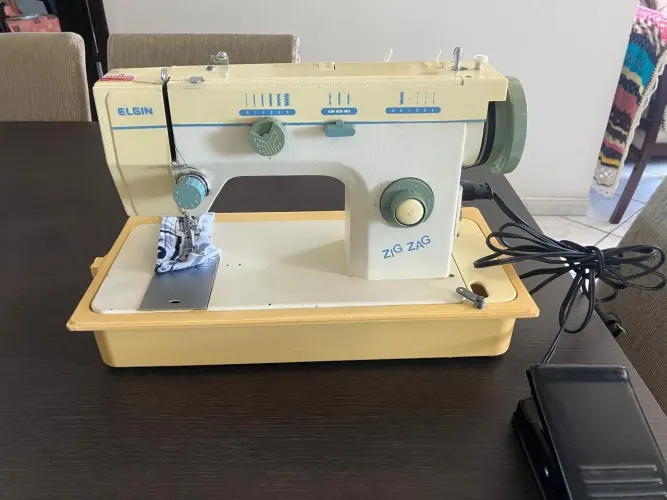 Máquina de costura elgin