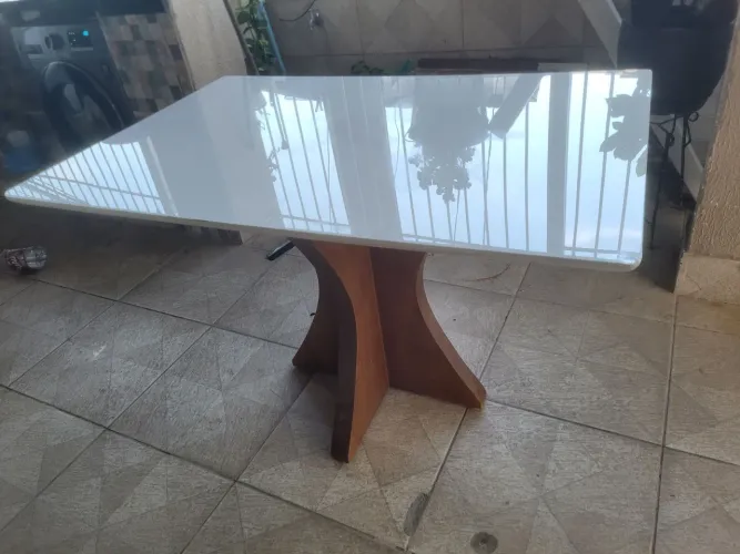 Mesa com tampo de vidro, para 4 cadeiras.