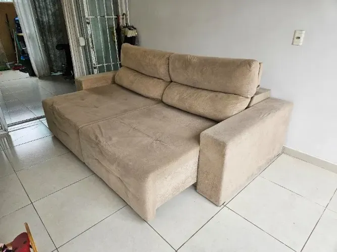 Sofá retrátil na cor Bege