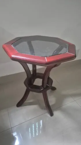 Mesa de canto de madeira e tampo de vidro